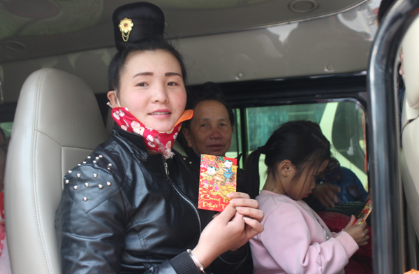 Hình ảnh cảm động tiễn bệnh nhân ung thư về quê ăn Tết